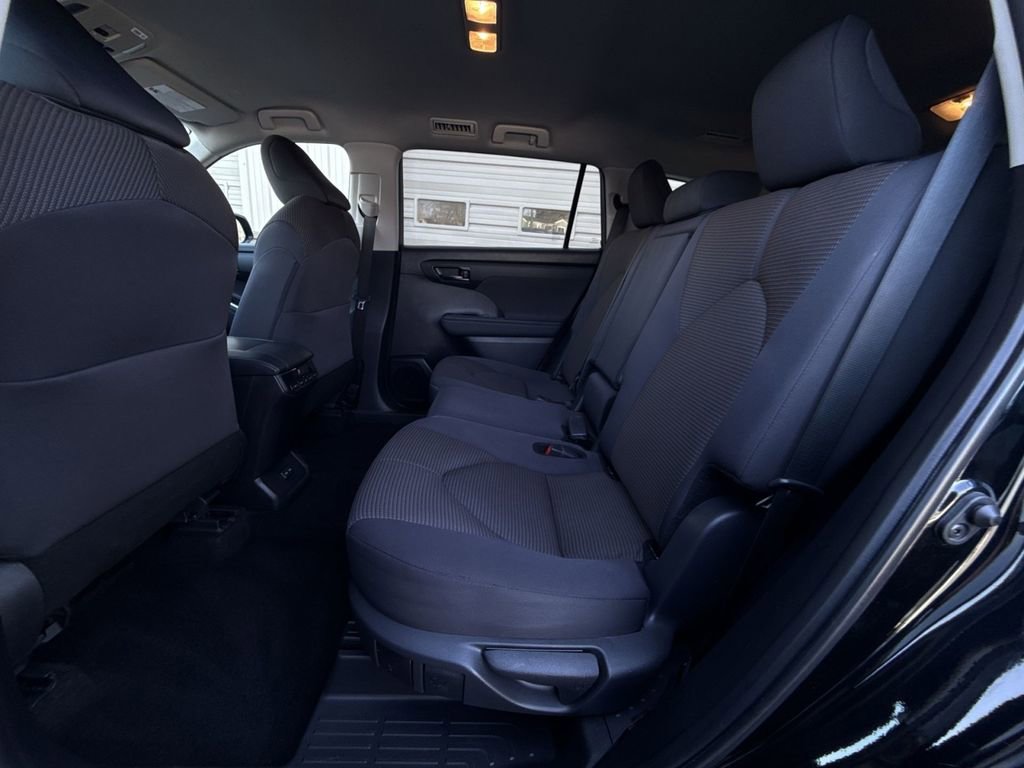 Used 2024 Toyota Highlander LE AWD/4WD image 22
