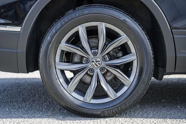 Used 2022 Volkswagen Tiguan SE w/ Panoramic Sunroof Package image 18