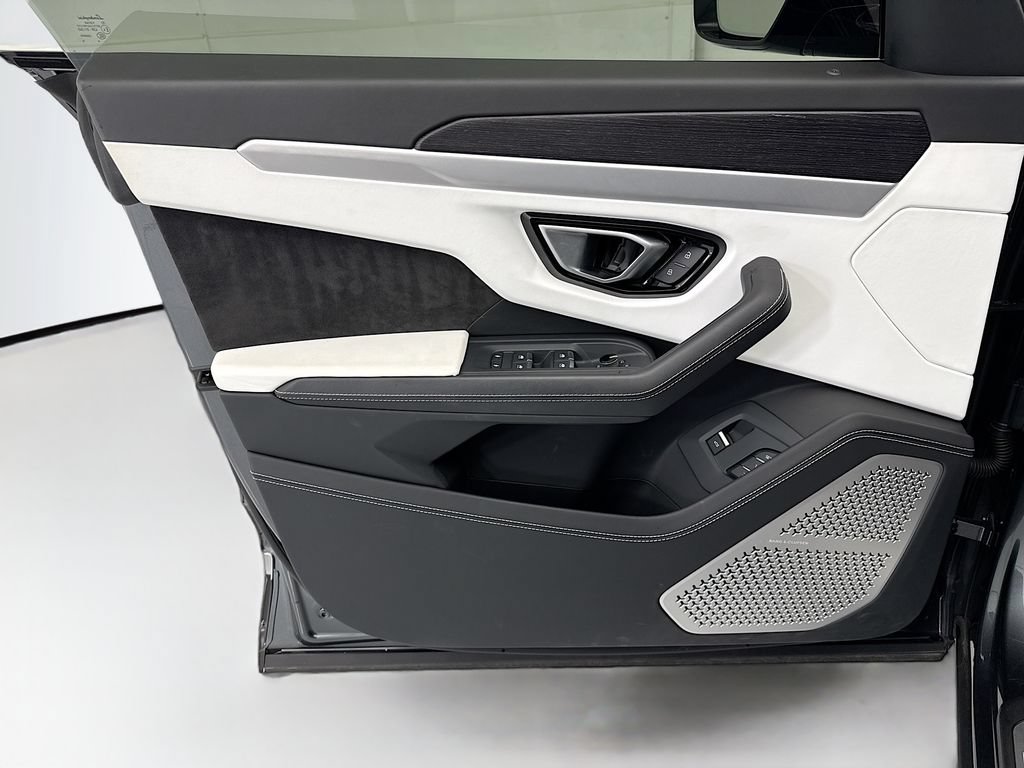 Used 2019 Lamborghini Urus AWD/4WD image 23