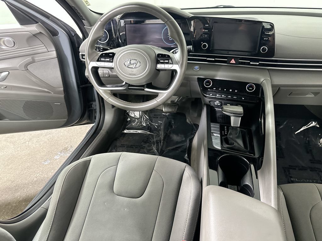 Used 2022 Hyundai Elantra SEL w/ Convenience + Premium Package FWD image 16