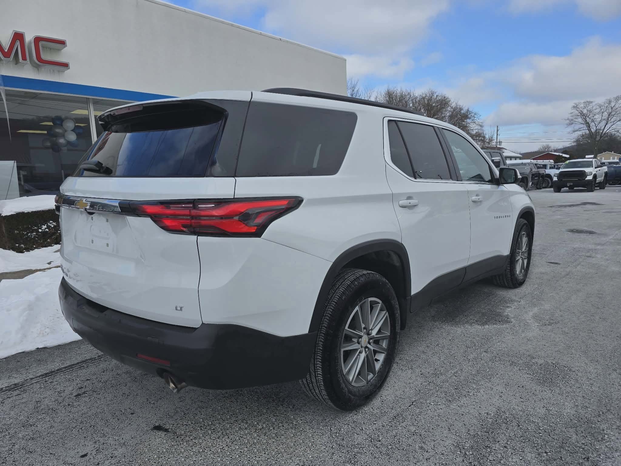 Used 2023 Chevrolet Traverse LT image 3