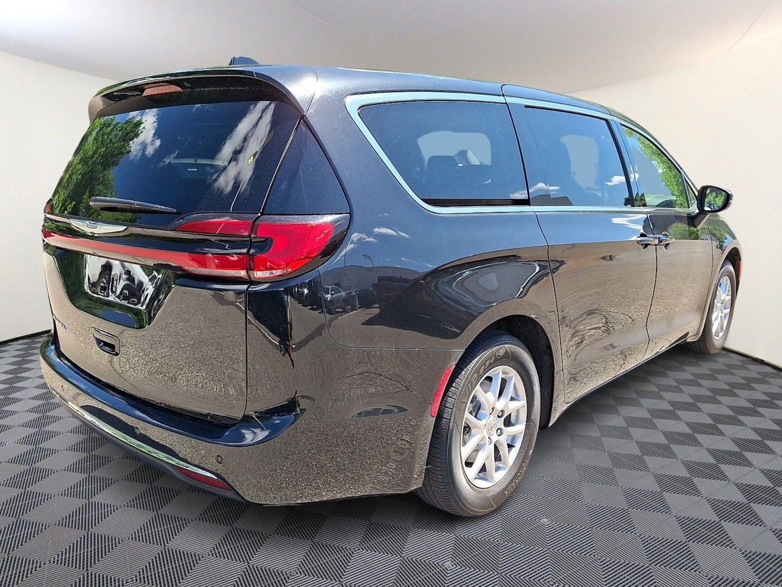 Used 2023 Chrysler Pacifica Touring-L FWD image 6