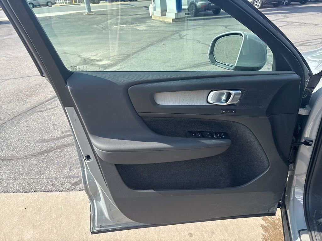 Used 2025 Volvo XC40 B5 Core image 16