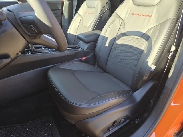 Used 2026 Jeep Compass Trailhawk w/ Sun, Sound & Navigation Group AWD/4WD image 5