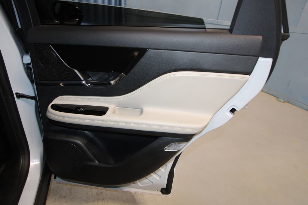 Used 2025 Lincoln Corsair AWD image 26