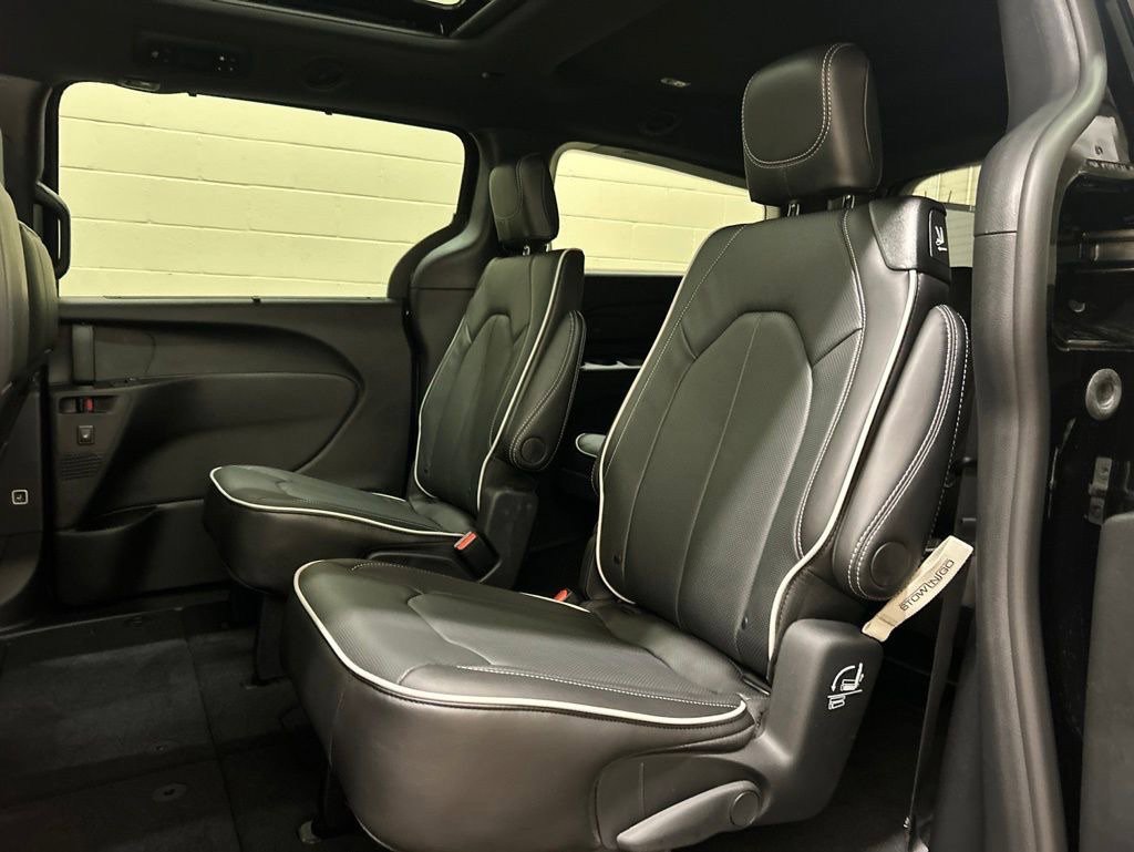 New 2027 Chrysler Pacifica Limited FWD image 9
