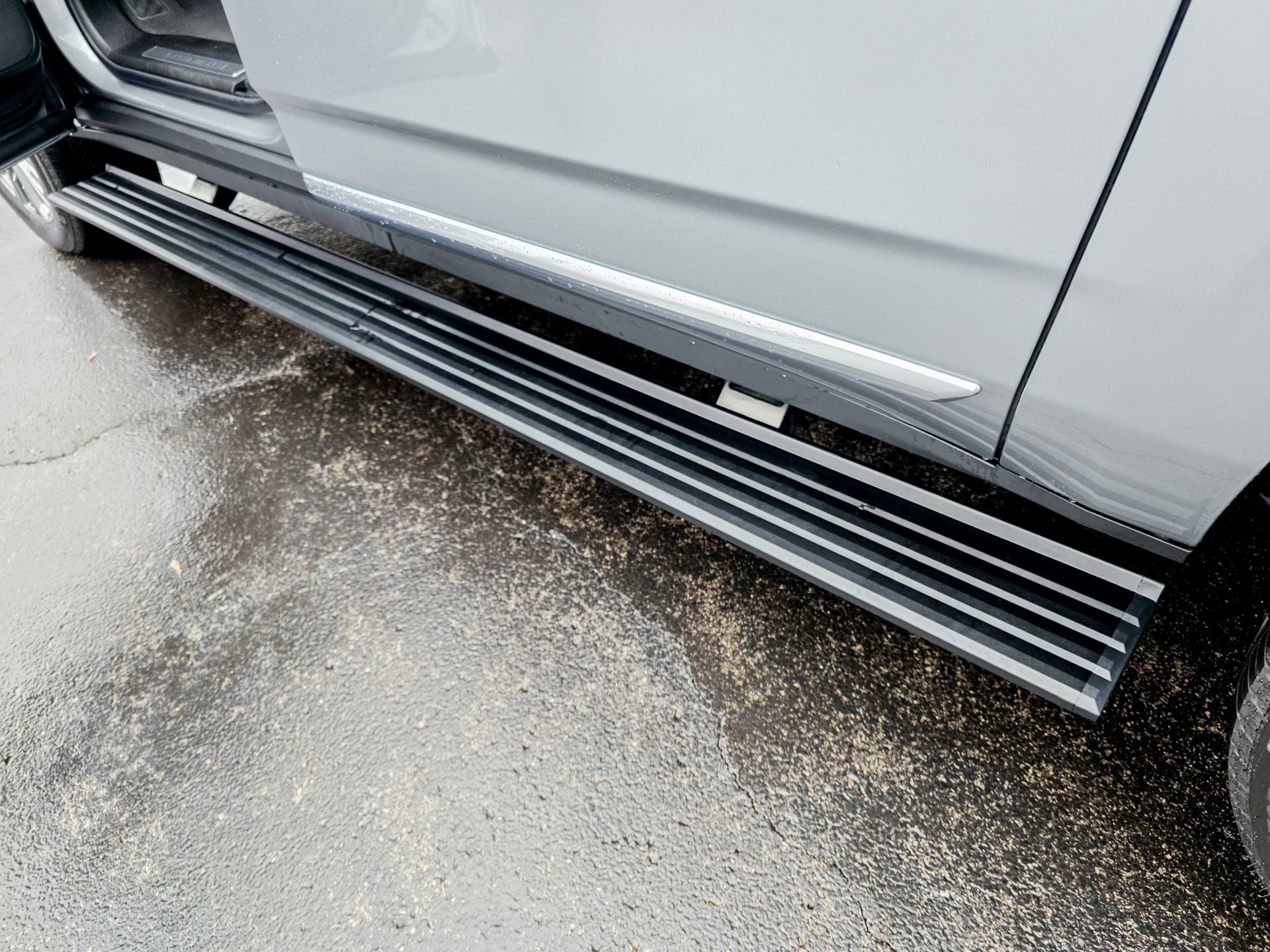 Used 2025 GMC Yukon XL Denali w/ Sun & Power Step Package image 31