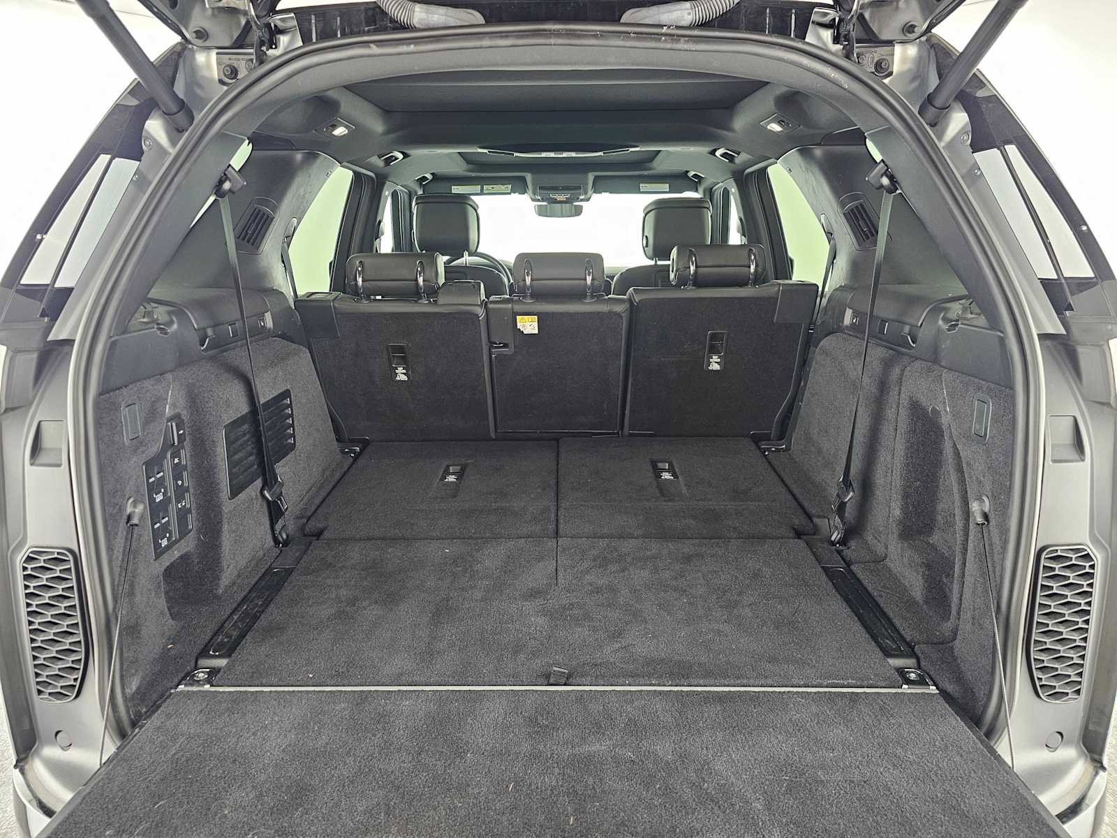 Used 2024 Land Rover Discovery Metropolitan Edition image 16