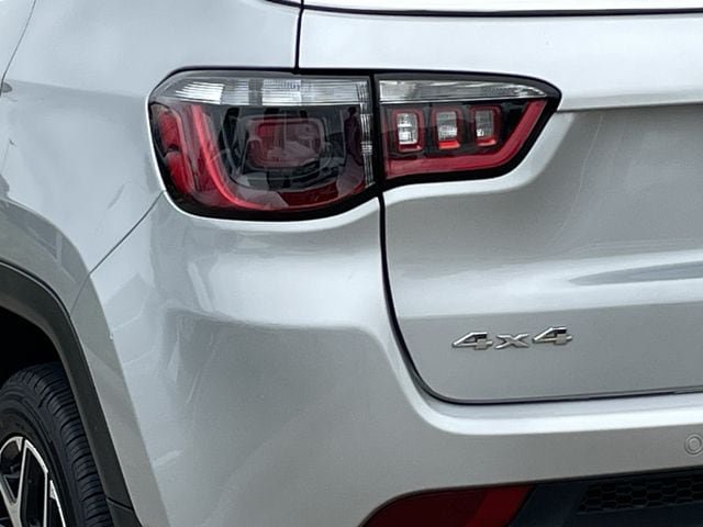 Used 2025 Jeep Compass Limited AWD/4WD image 6