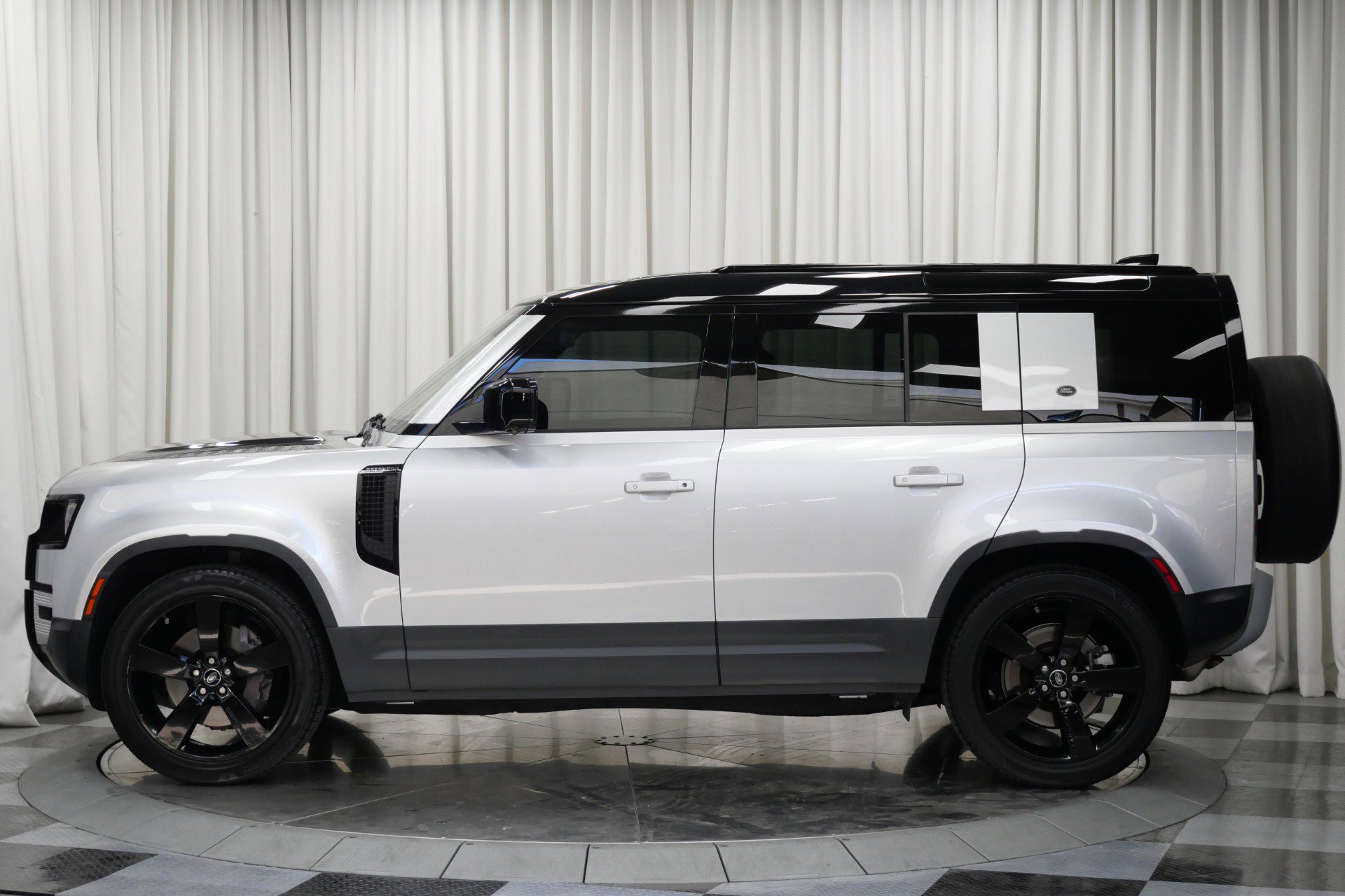 Used 2020 Land Rover Defender 110 First Edition image 6