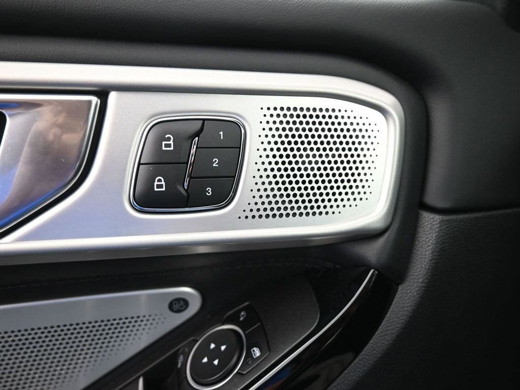 Used 2023 Ford Explorer Platinum w/ Technology Package image 20