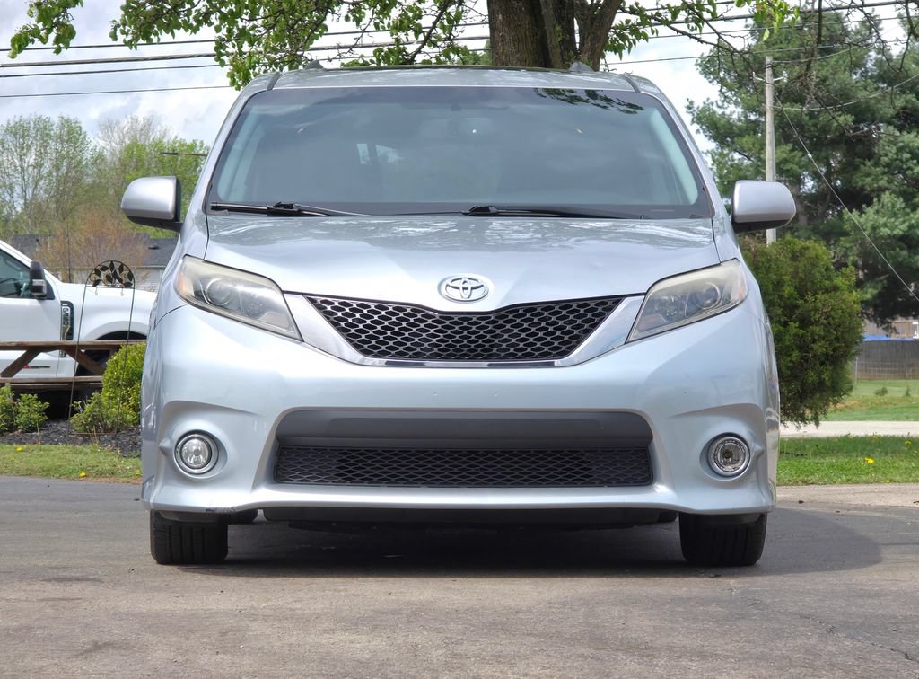 Used 2017 Toyota Sienna SE Premium FWD image 2