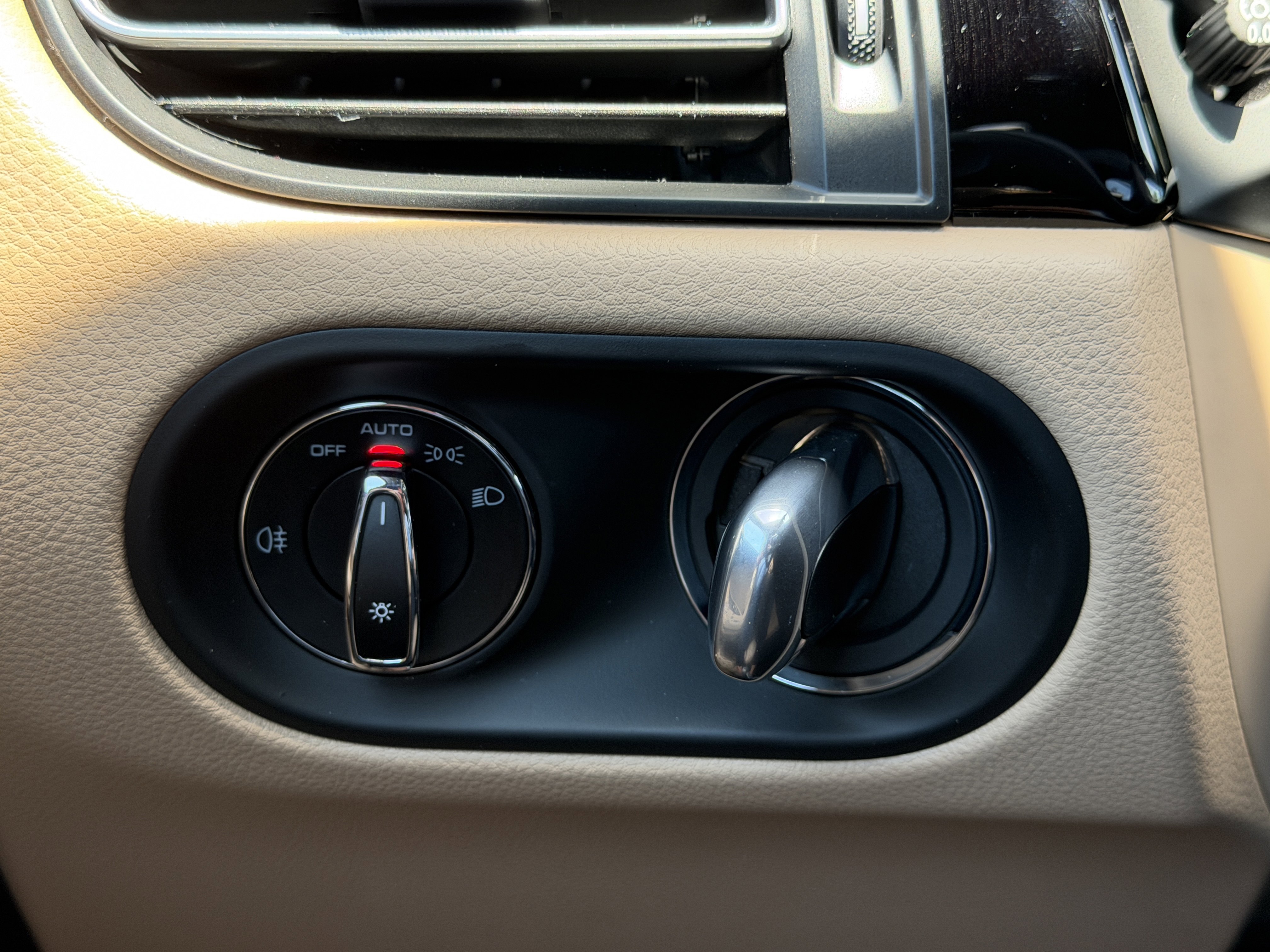 Certified 2025 Porsche Macan image 33