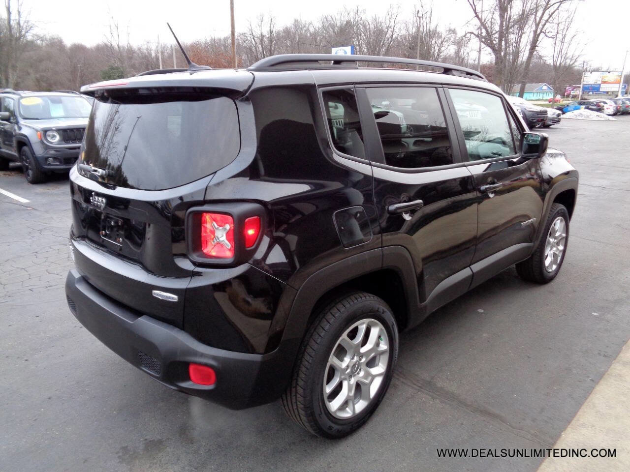 Used 2017 Jeep Renegade Latitude w/ Cold Weather Group image 3