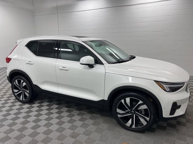 Used 2023 Volvo XC40 B5 Plus w/ Driver Assist Package image 4
