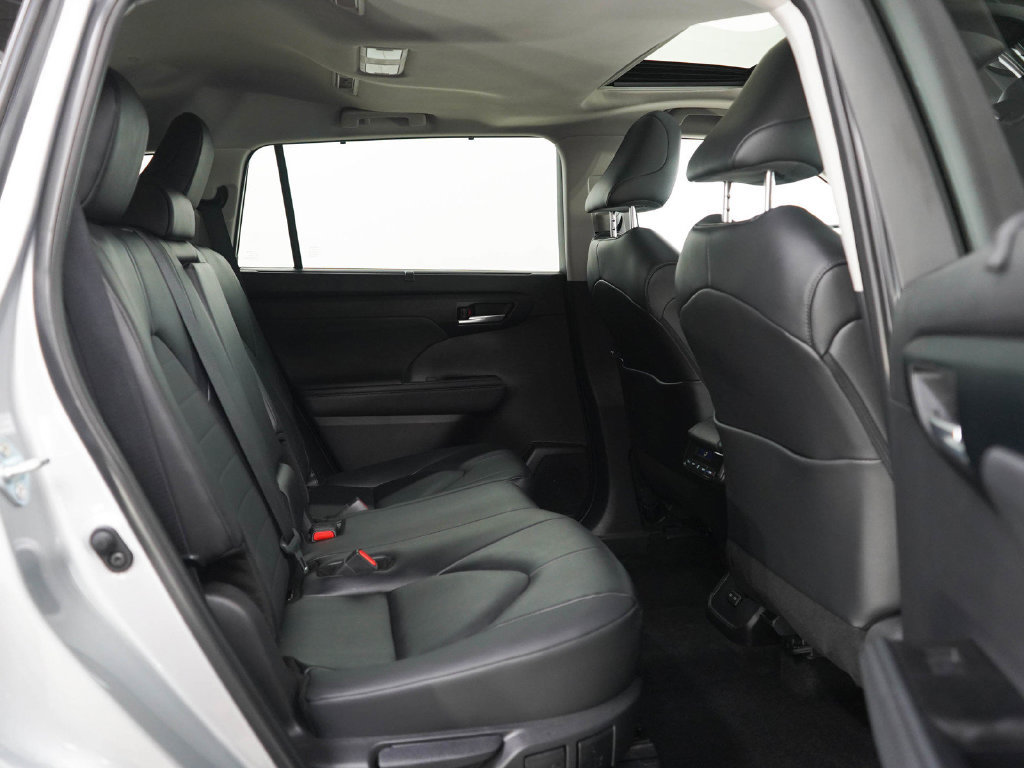 Used 2025 Toyota Highlander XLE AWD/4WD image 12