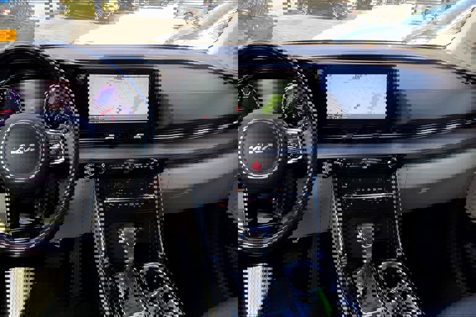 Used 2022 Kia Carnival EX image 7