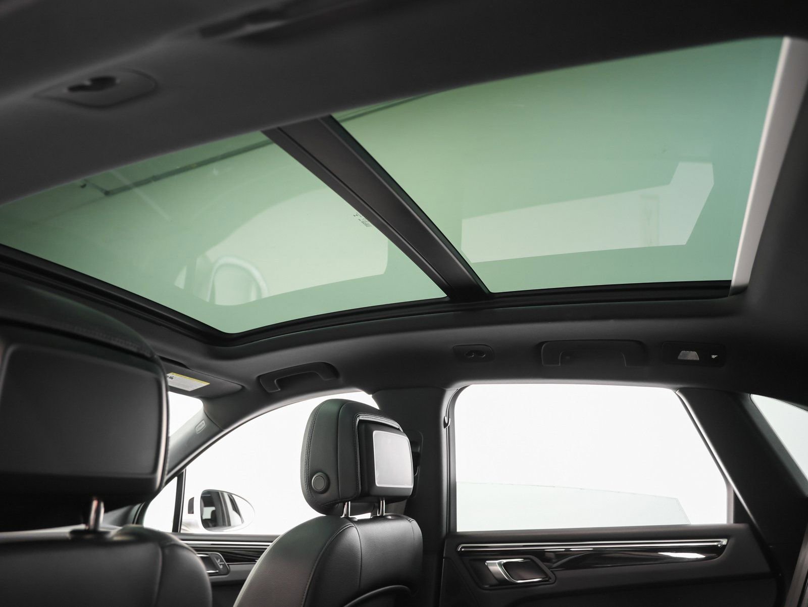 Certified 2022 Porsche Macan image 38