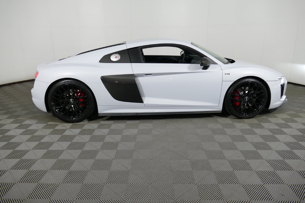 Used 2017 Audi R8 V10 w/ Carbon Exterior Package AWD/4WD image 4
