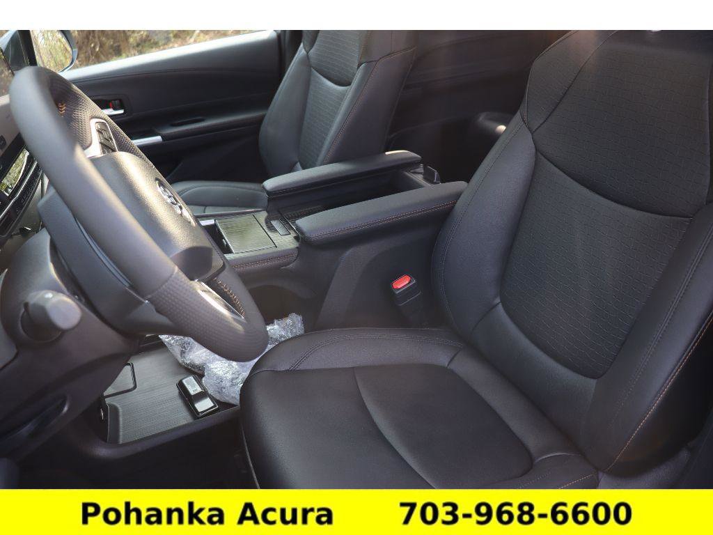 Used 2025 Toyota Sienna XLE Woodland Edition image 27