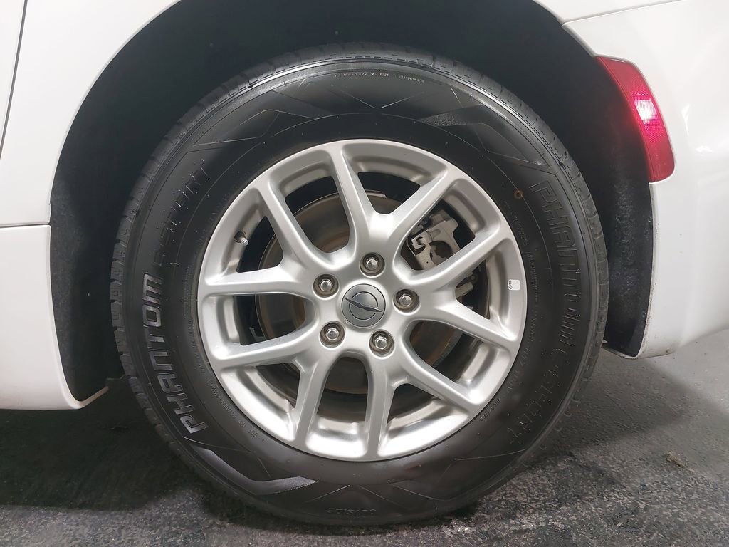 Used 2024 Chrysler Pacifica Touring-L image 33