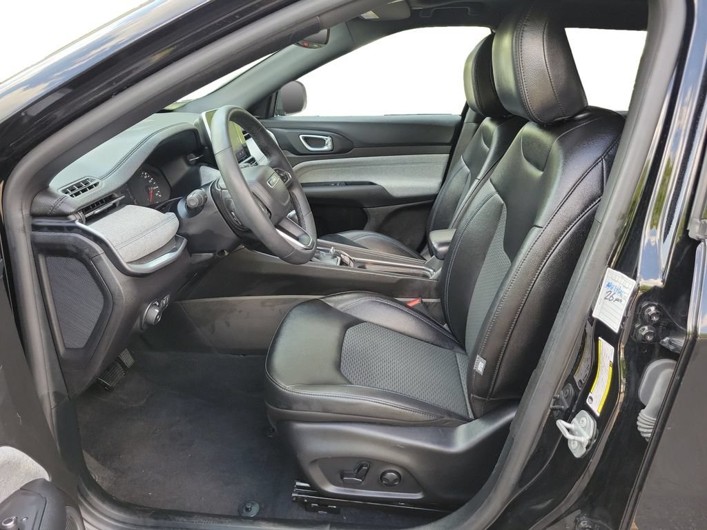 Used 2025 Jeep Compass Latitude w/ Sun & Sound Group AWD/4WD image 22