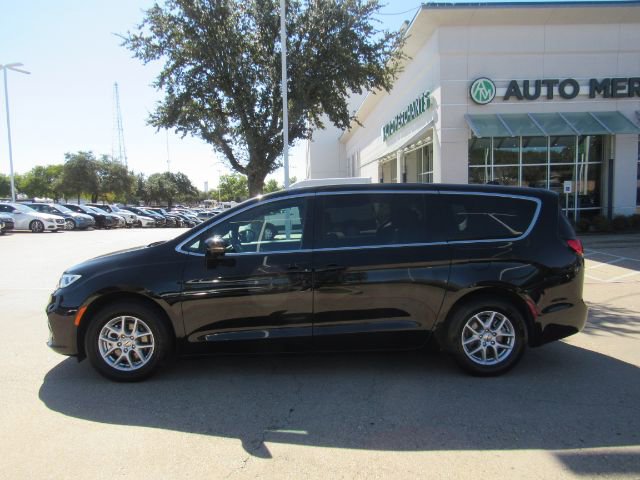 Used 2025 Chrysler Pacifica Select image 12
