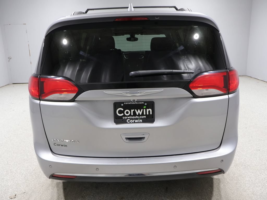 Used 2017 Chrysler Pacifica Touring-L w/ Tire & Wheel Group FWD image 3