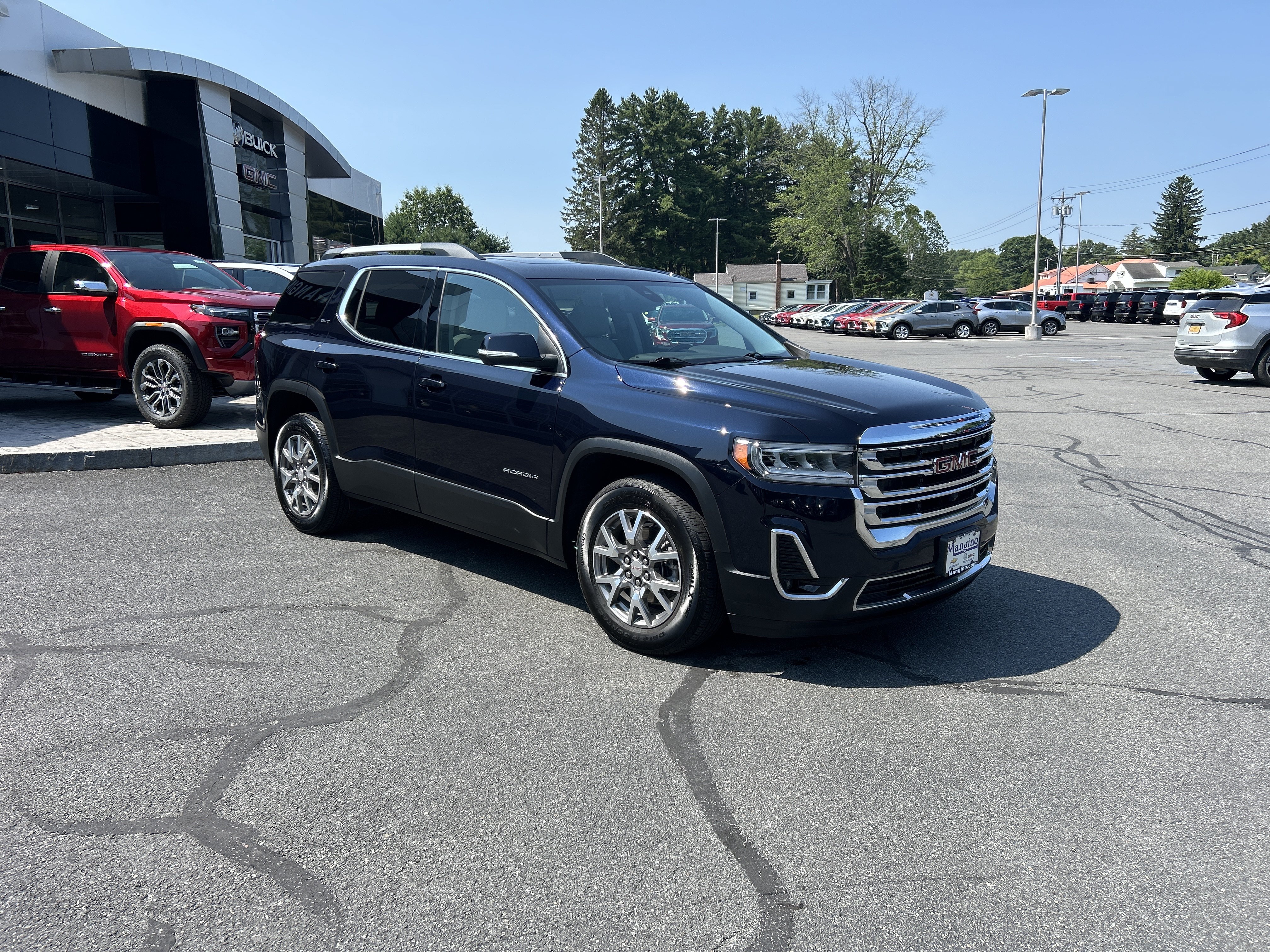 Certified 2021 GMC Acadia SLT w/ Premium Package AWD/4WD image 17