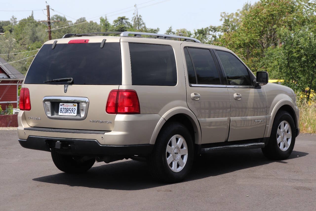Used 2006 Lincoln Navigator Luxury RWD image 9
