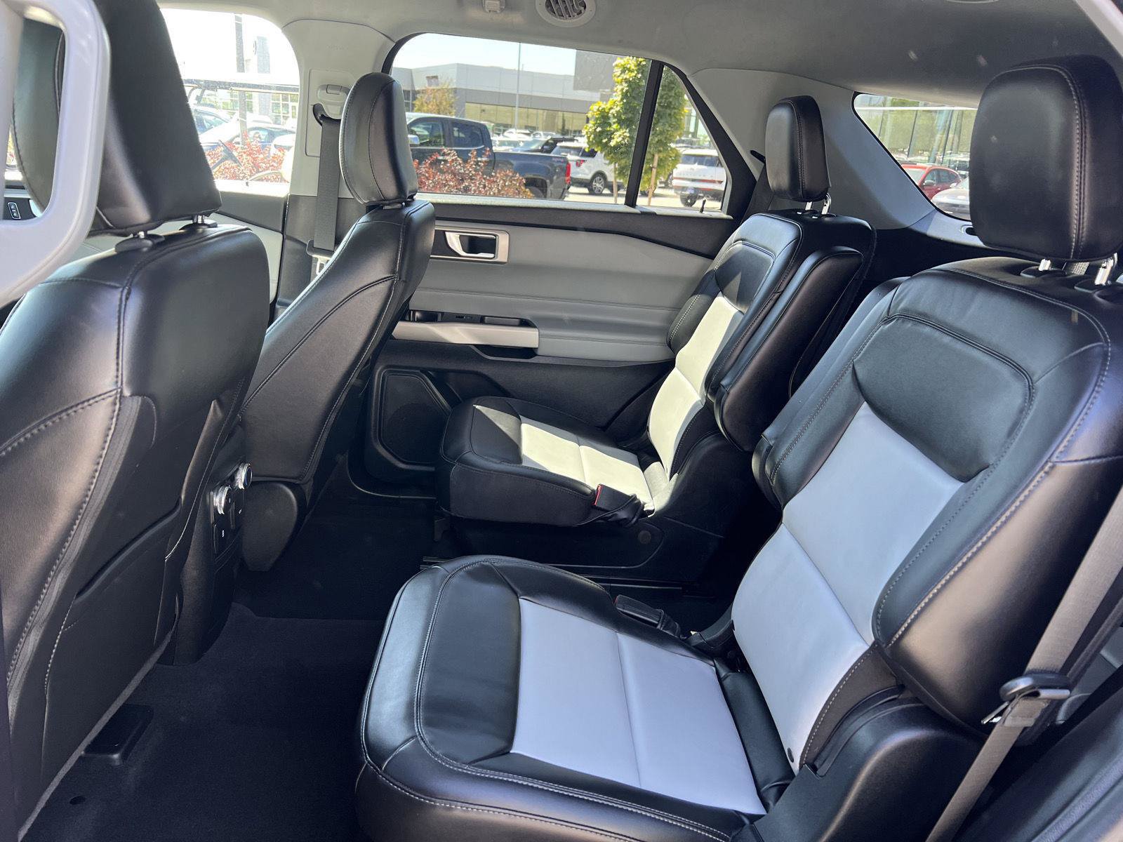 Used 2022 Ford Explorer XLT w/ Equipment Group 202A AWD/4WD image 26