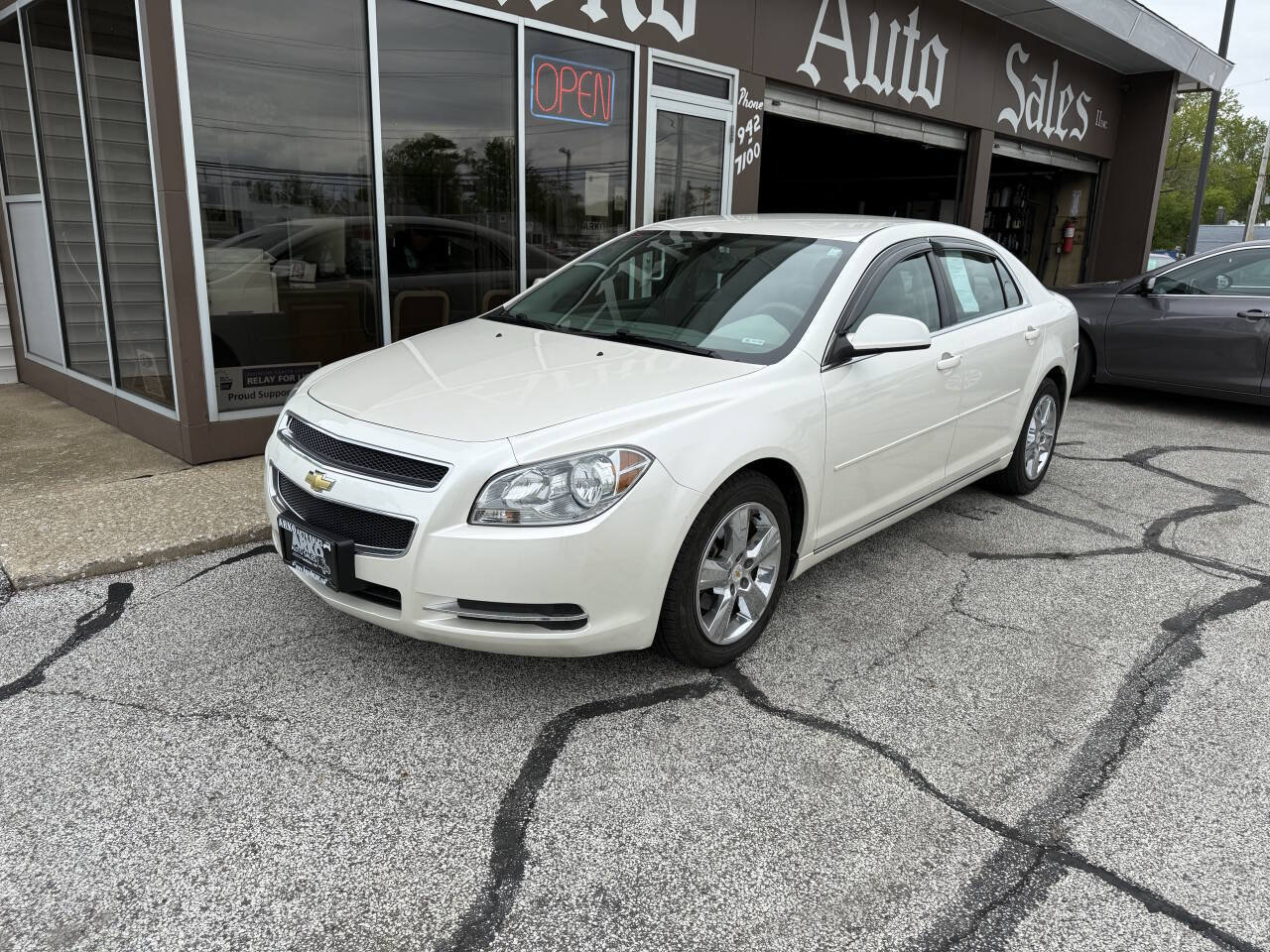 Used 2011 Chevrolet Malibu LT w/ White Diamond Premium Package FWD image 2
