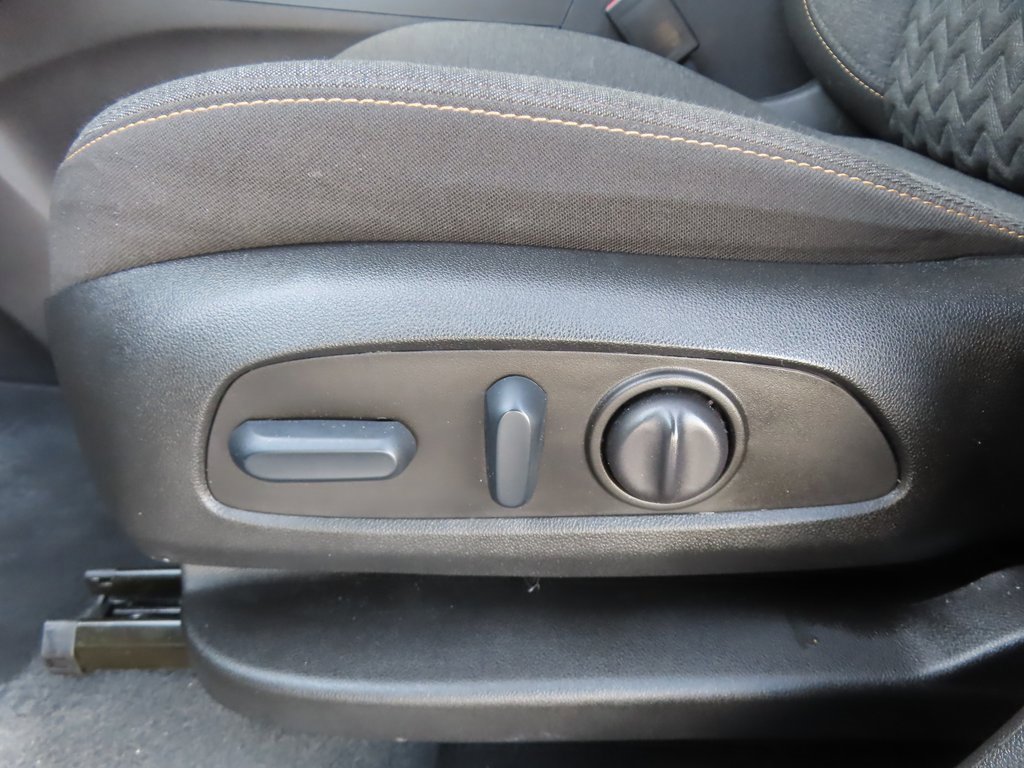 Used 2023 Chevrolet Equinox LT w/ Driver Convenience Package image 6