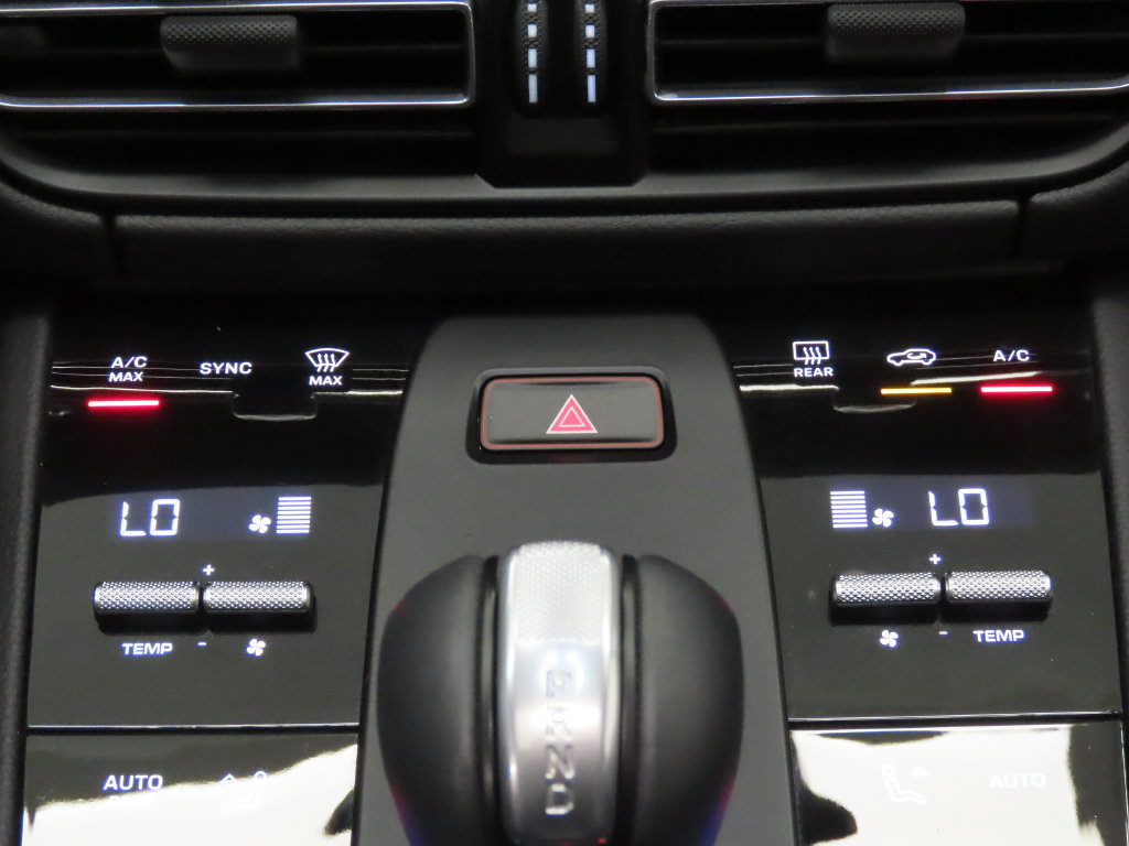 Certified 2025 Porsche Macan AWD/4WD image 26