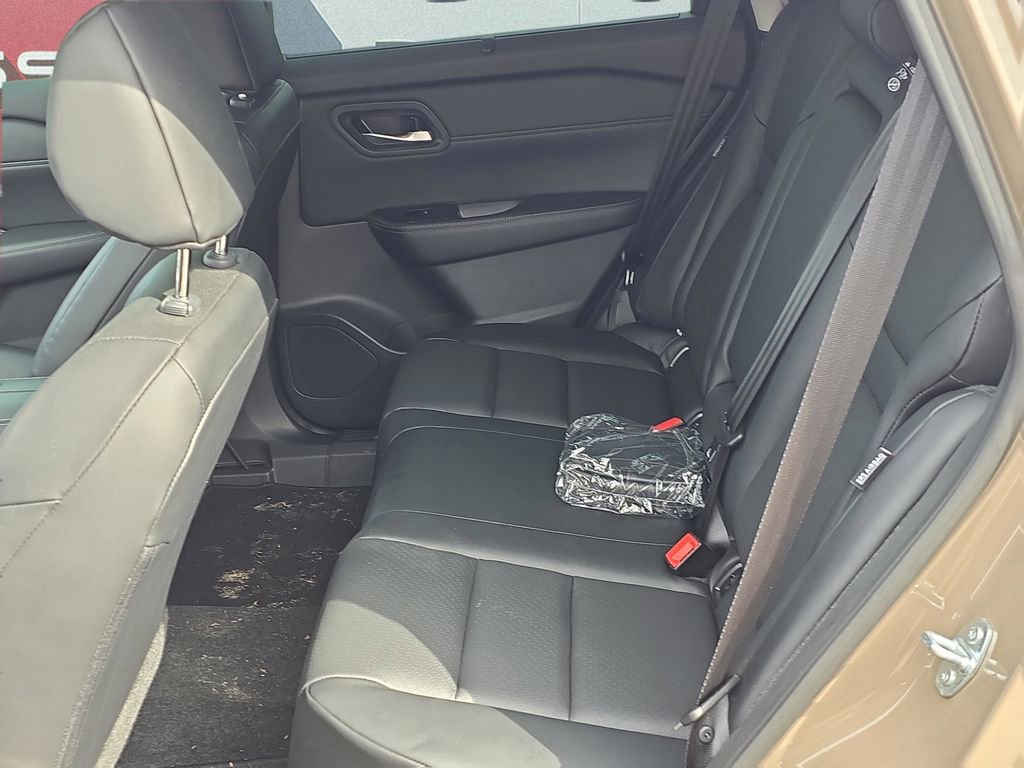 Used 2024 Nissan Rogue SV w/ SV Premium Package image 16