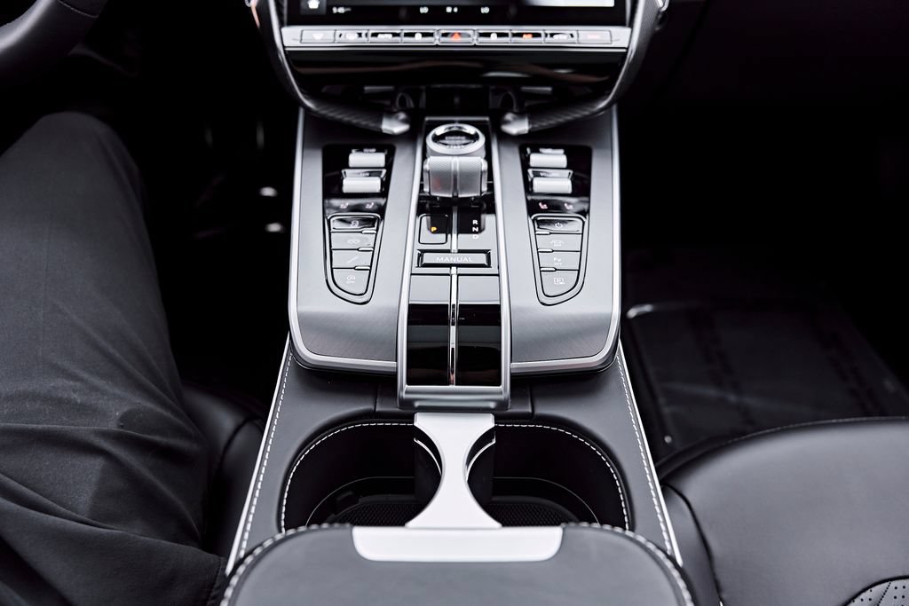 Used 2025 Aston Martin Vanquish RWD image 65