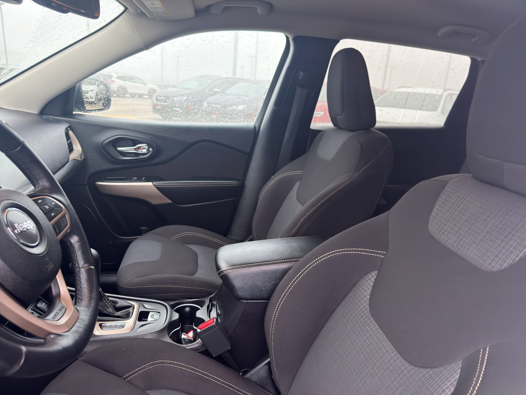 Used 2017 Jeep Cherokee Latitude w/ Comfort/Convenience Group image 27