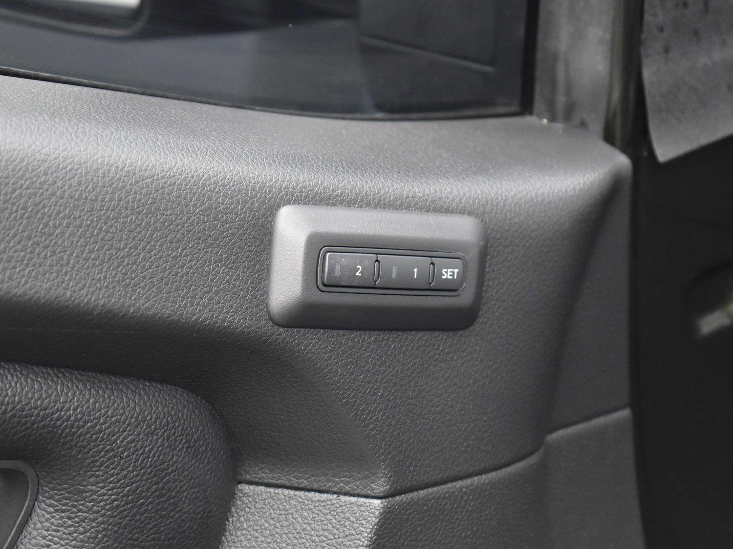 Used 2019 Nissan Titan PRO-4X w/ Pro-4x Convenience Package AWD/4WD image 11