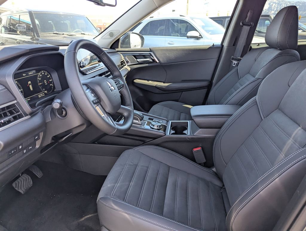 Used 2025 Mitsubishi Outlander 4WD Plug-In Hybrid image 26