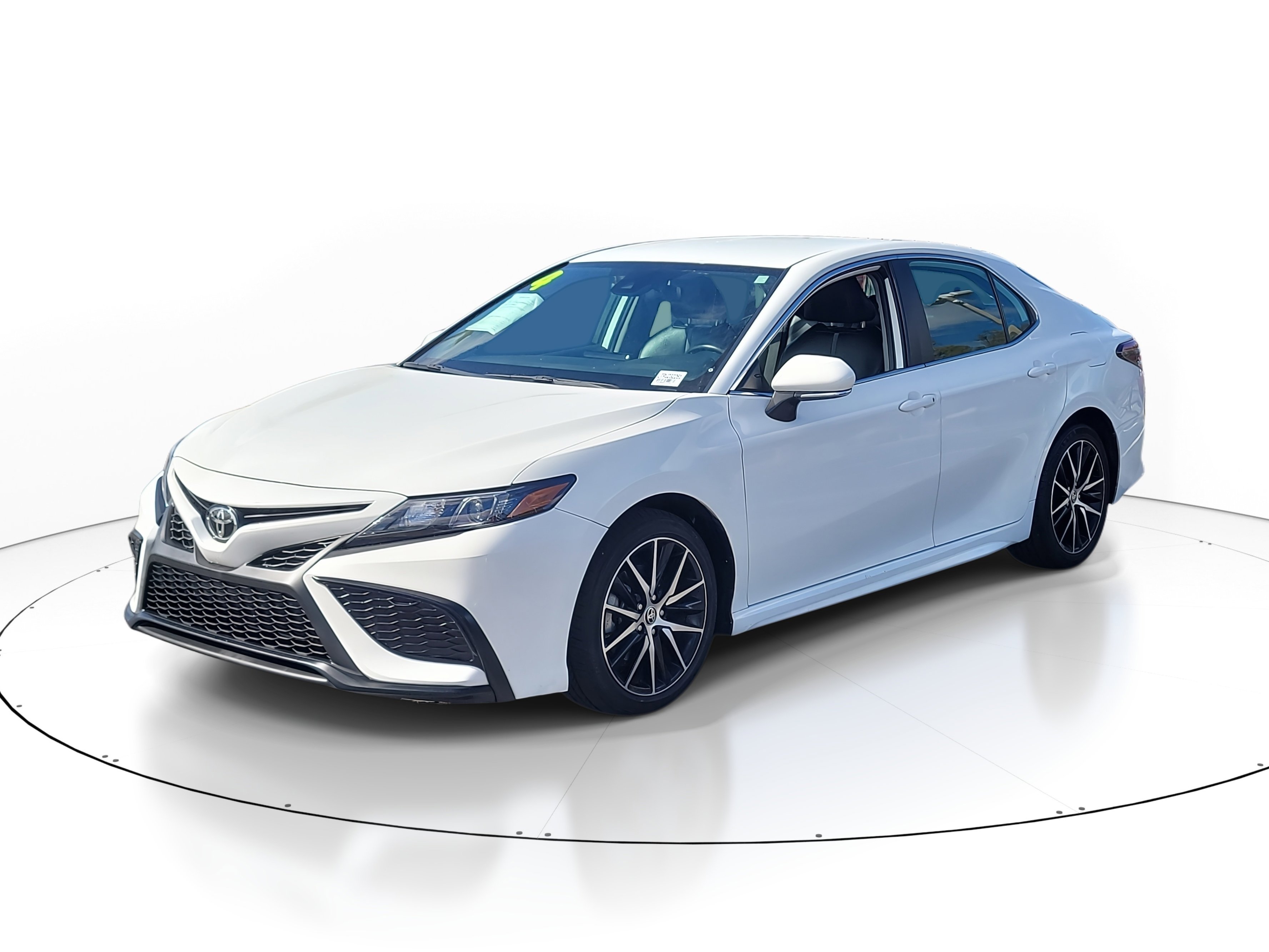 Used 2024 Toyota Camry SE image 3
