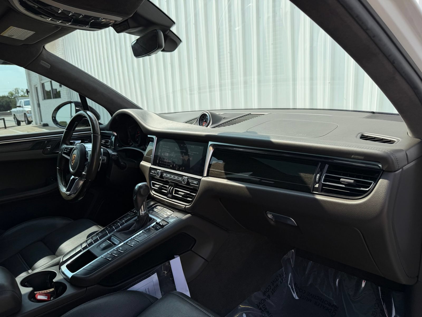 Used 2021 Porsche Macan Turbo AWD/4WD image 17