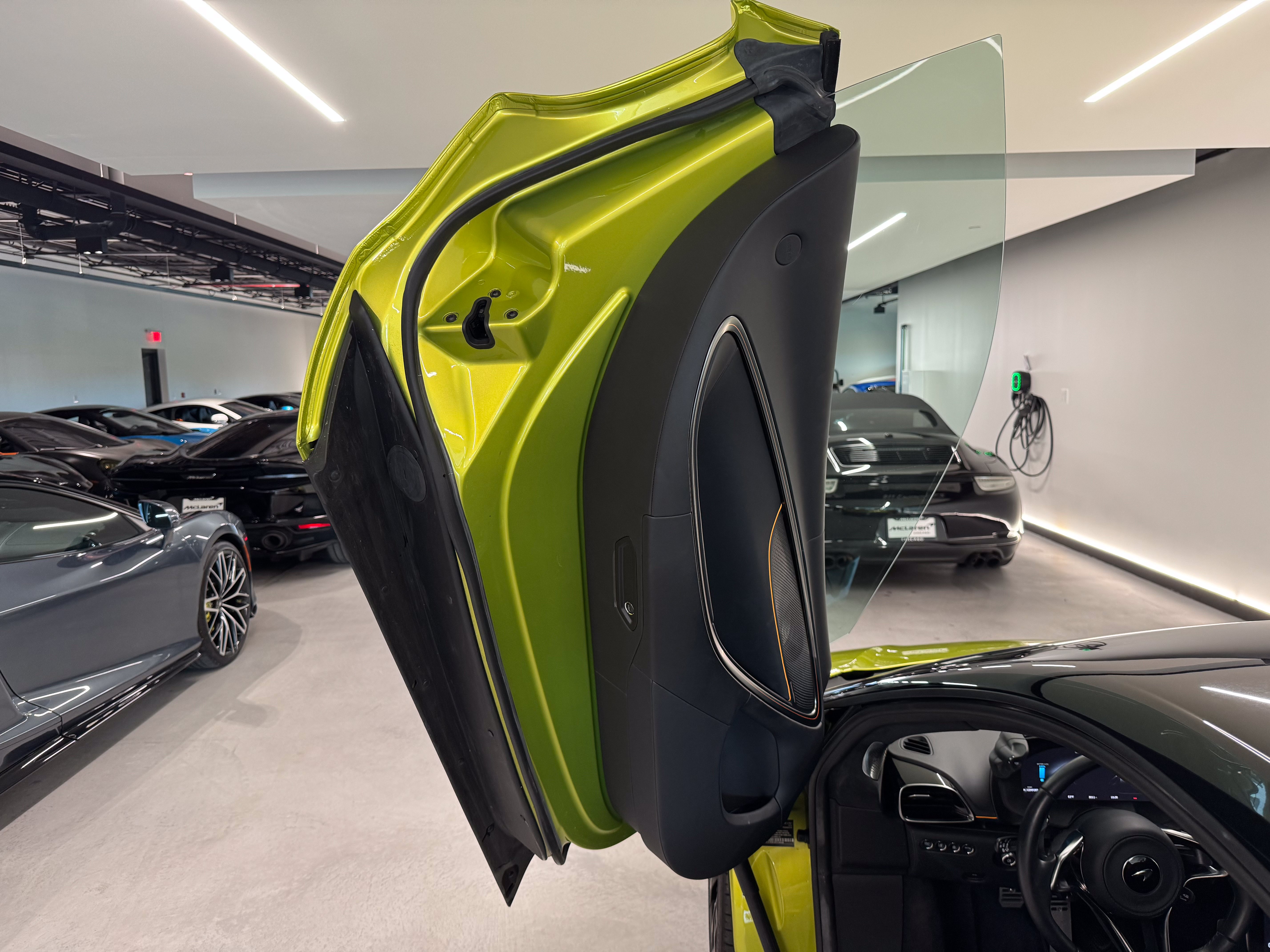 Used 2023 McLaren Artura RWD image 9
