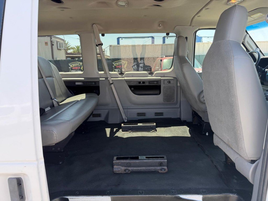 Used 2009 Ford E-350 and Econoline 350 Extended Wagon Super Duty RWD image 28