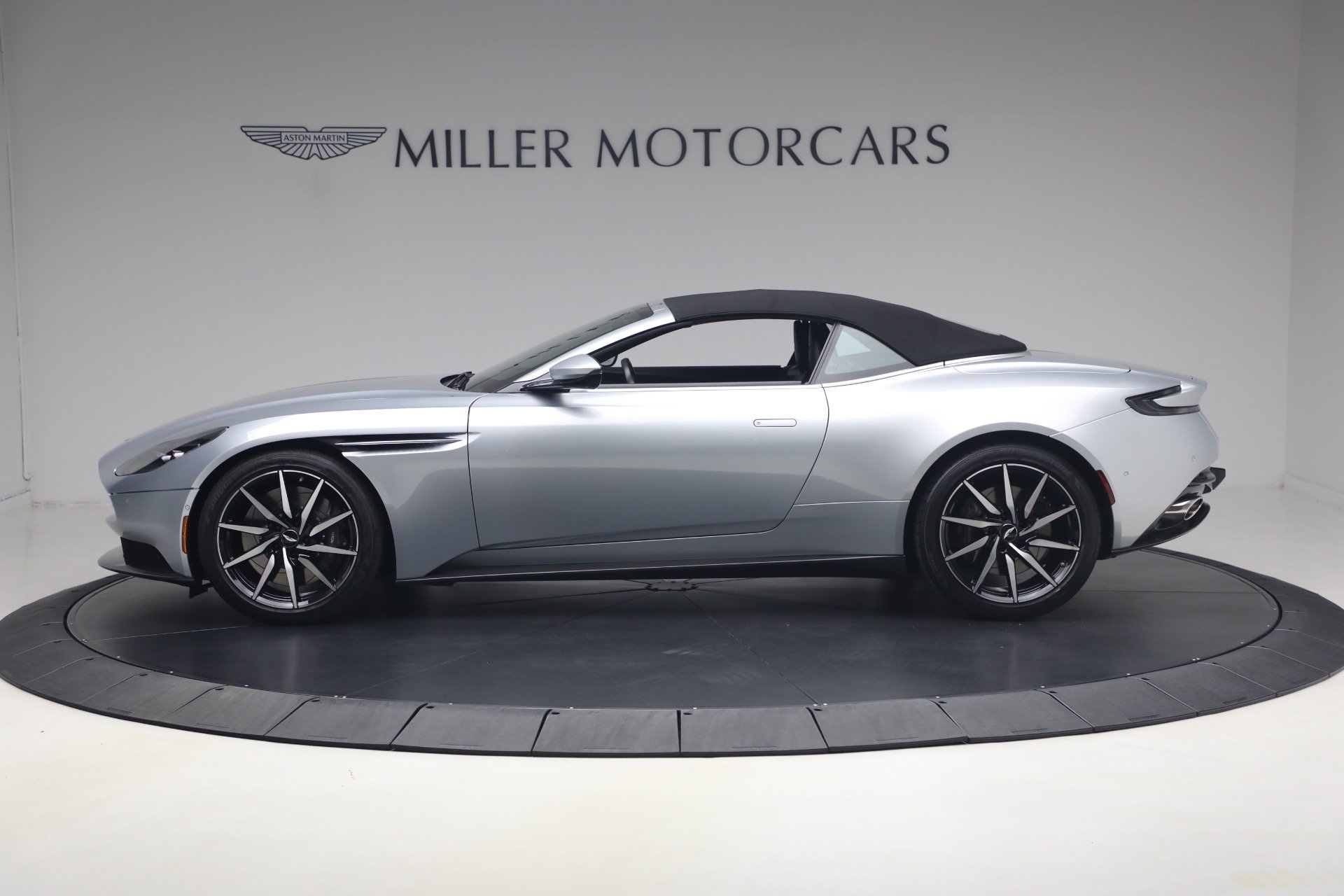 Used 2019 Aston Martin DB11 Volante RWD image 15