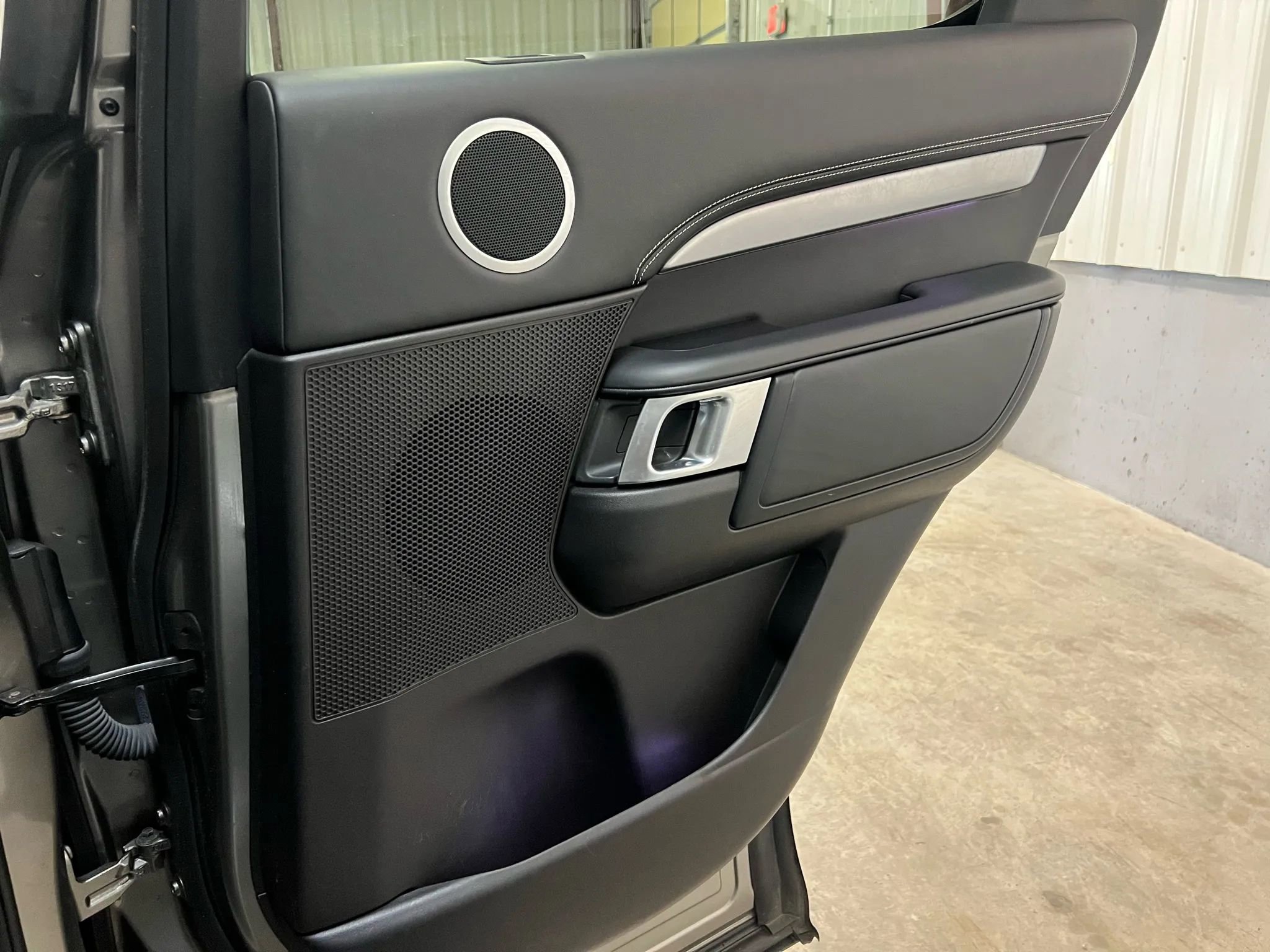 Used 2017 Land Rover Discovery First Edition image 31