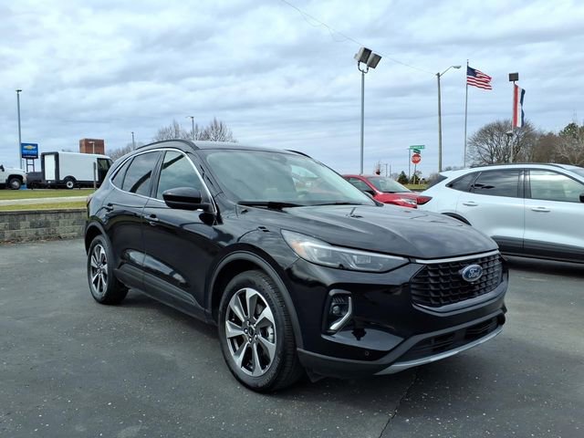 Used 2023 Ford Escape Platinum image 3