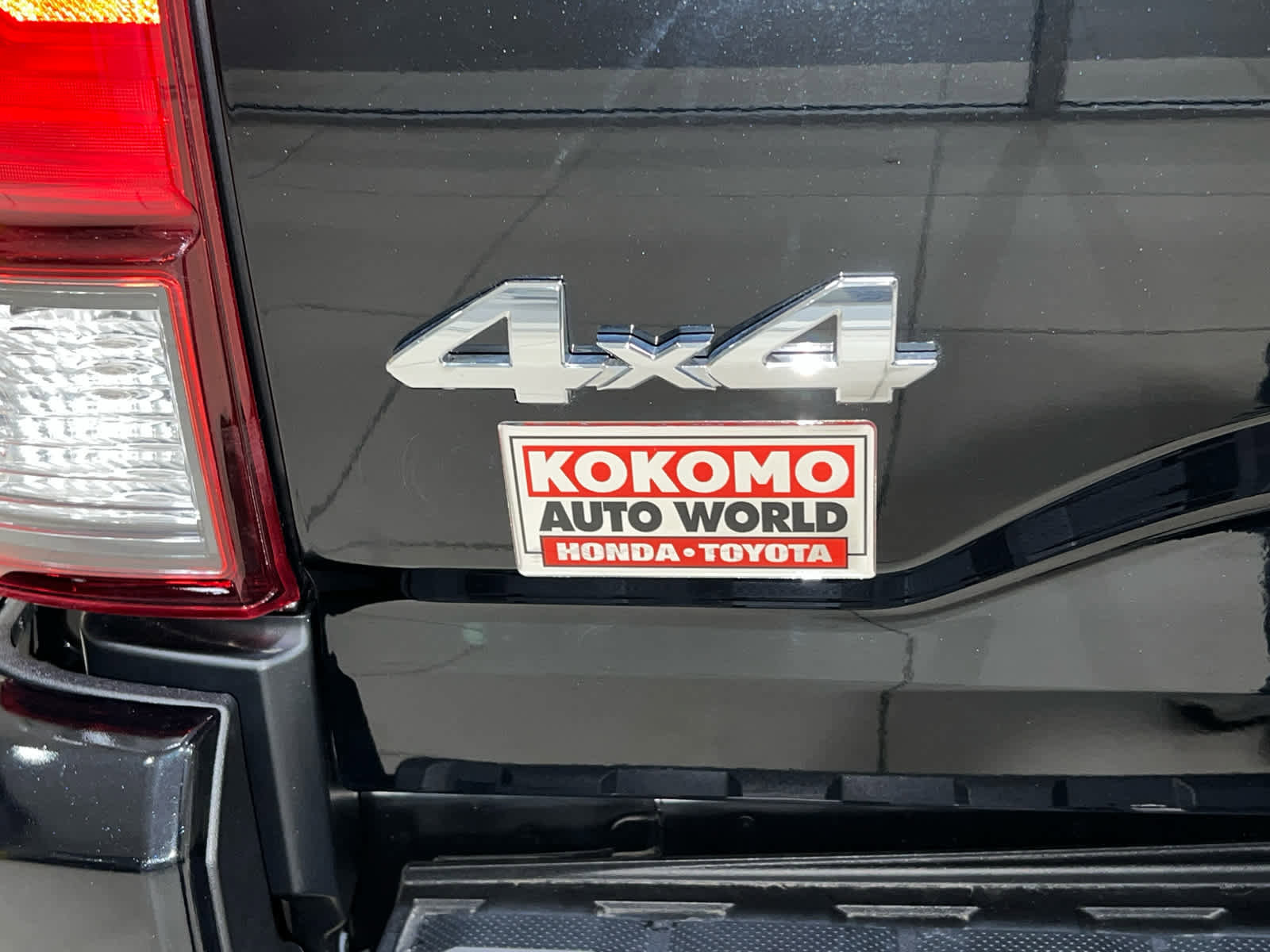 Used 2022 Toyota Tacoma SR5 w/ Technology Package image 14