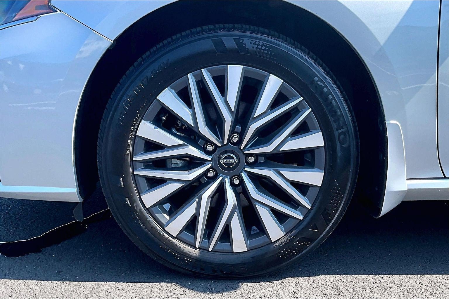 Used 2024 Nissan Altima 2.5 SV AWD/4WD image 9