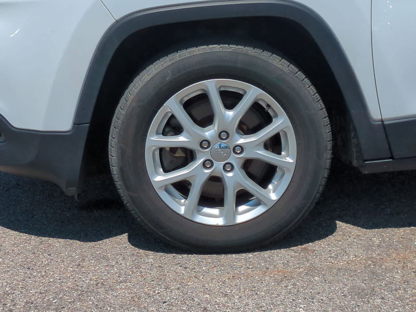 Used 2018 Jeep Cherokee Latitude Plus w/ Cold Weather Group FWD image 14