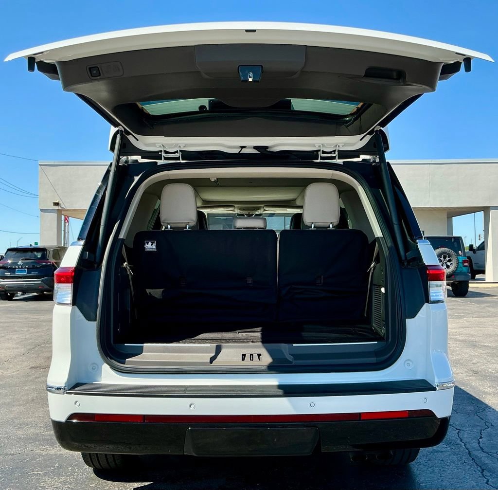 Used 2024 Lincoln Navigator Reserve w/ Monochromatic Package AWD/4WD image 18